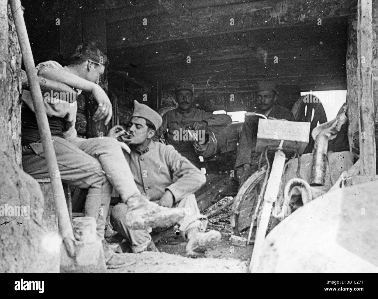 Soldati che fumano accanto all'artiglieria. Foto Stock