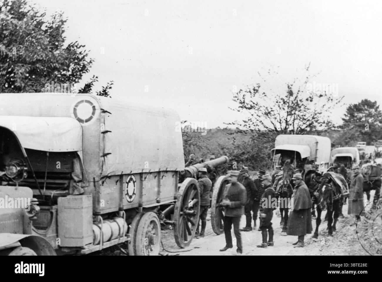 Argonne . Batteria 120 e trattori su strada . Foto Stock
