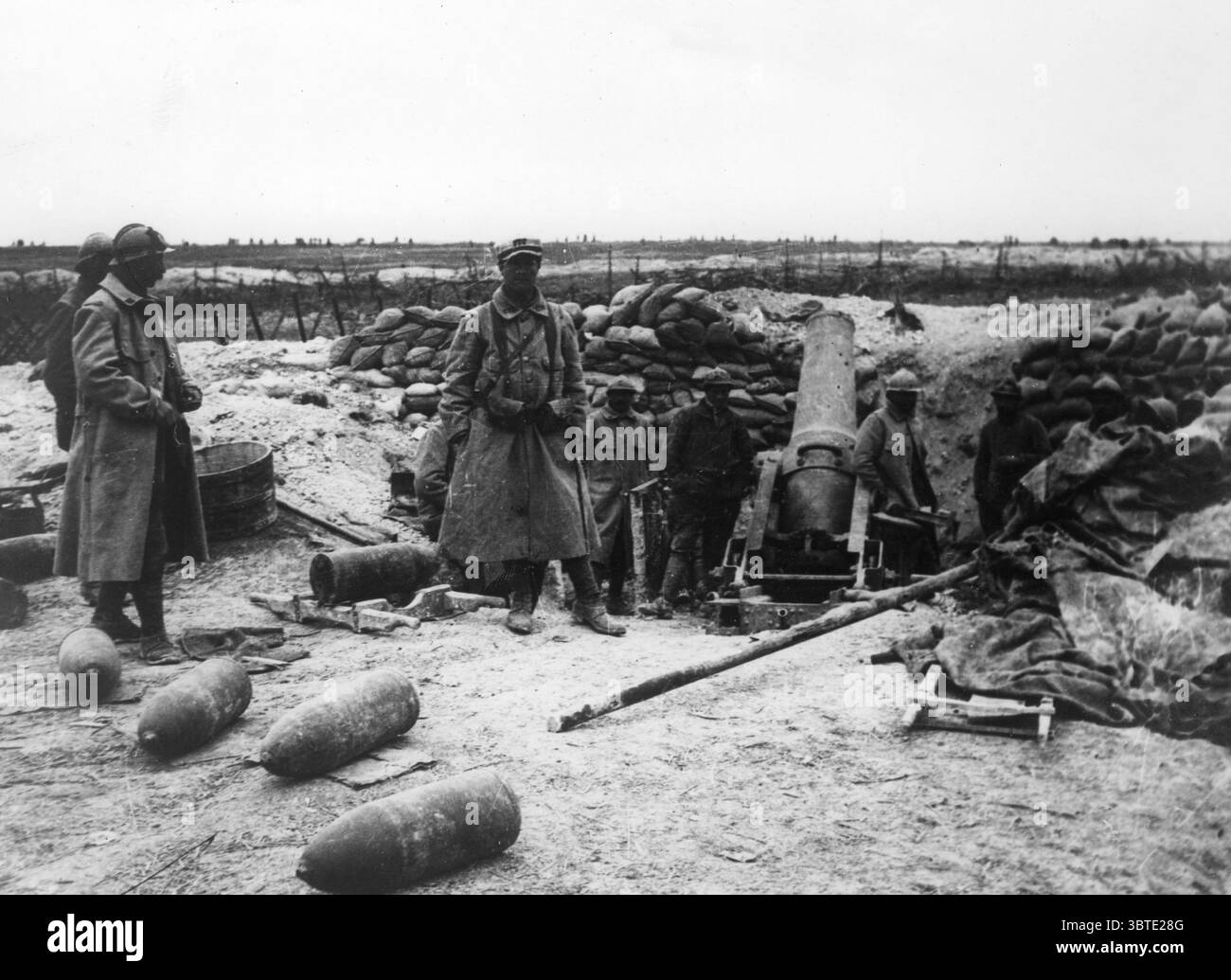 obice da 220 mm con conchiglie, modello precedente. Strada da Souain a Navarin , Marne . 1915 Foto Stock