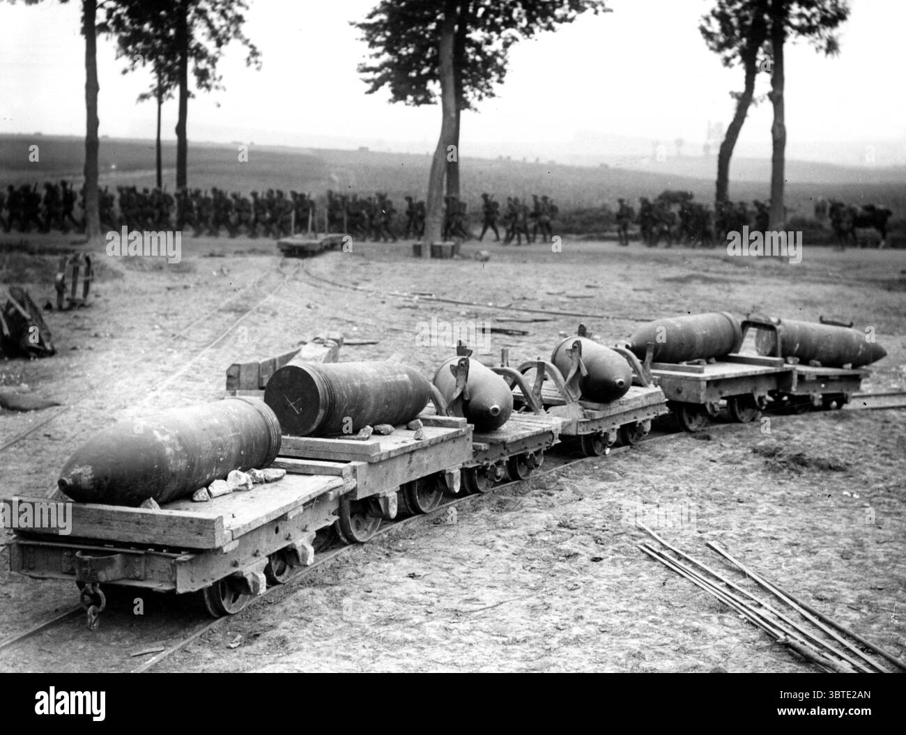Trasporto di conchiglie da 15 pollici con ferrovia leggera. Amiens, Albert Road. 1916 Foto Stock