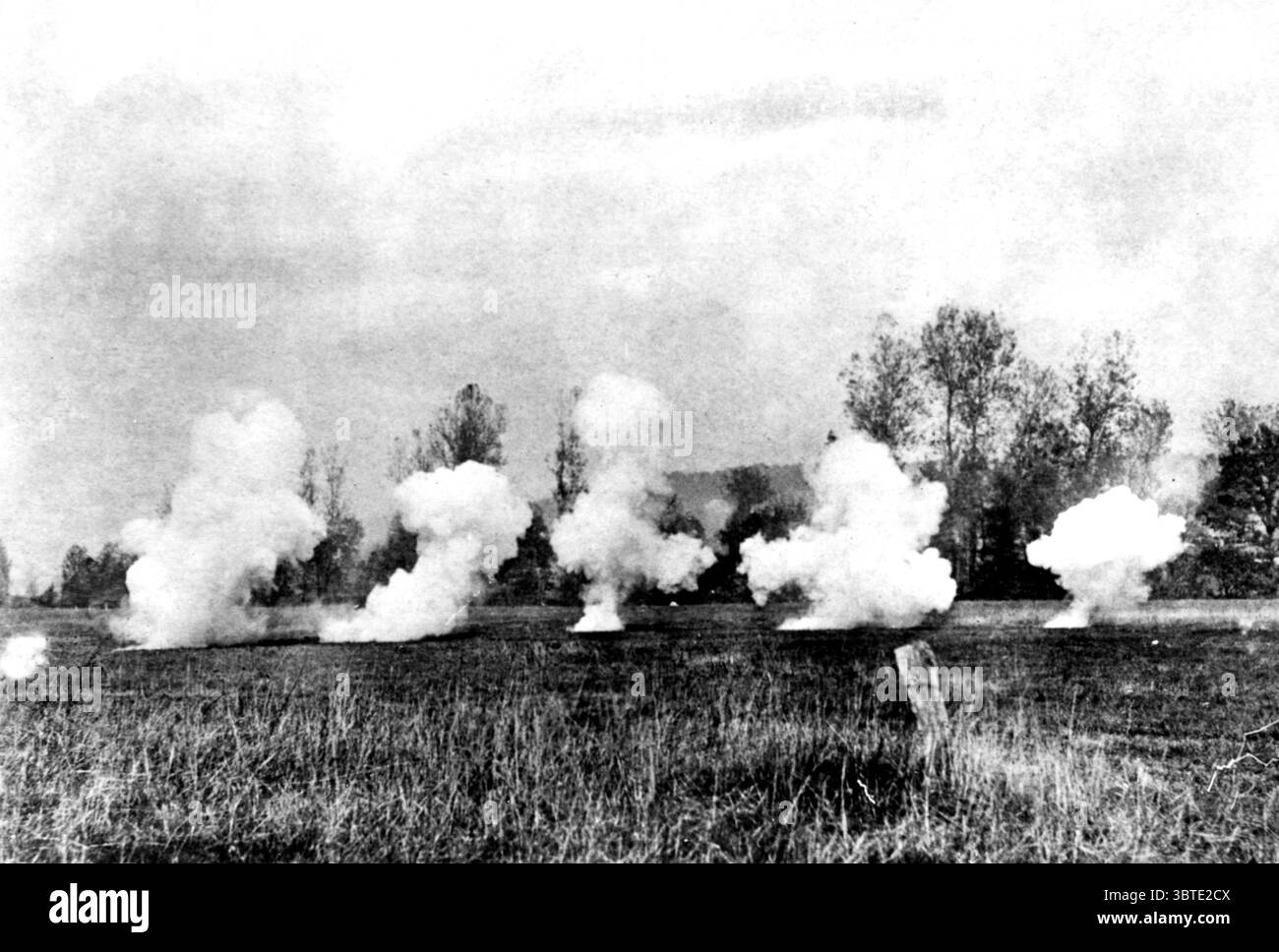 Uomini del 1st Battalion, 314th Regiment fanteria istruiti nell'uso della o francese. F Hand Granade , le Neufour , ottobre 1918 Foto Stock Uomini del 1st Battalion, 314th Regiment fanteria istruiti nell'uso della o francese. F Hand Granade , le Neufour , ottobre 1918 Foto Stock