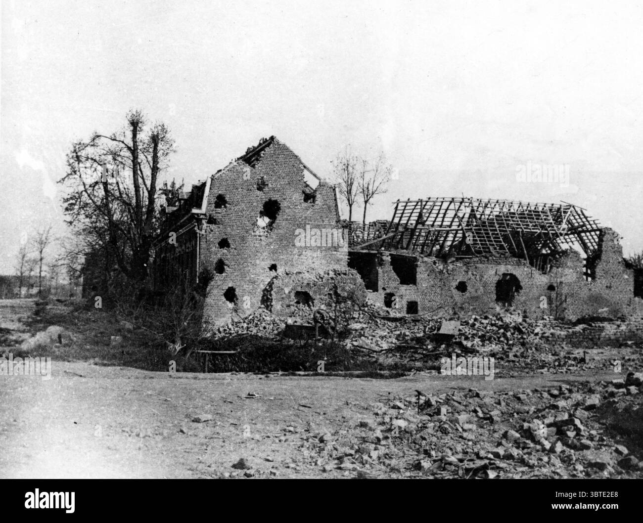 Angolo suicidi , vicino a Neuve Chapelle . Le rovine da cui la R . H . A ha fatto osservazioni per il taglio del filo. La S o P della 6th Siege Battery si trovava in una rovina simile dall'altra parte della strada. Pont Logi marzo 1915 Foto Stock