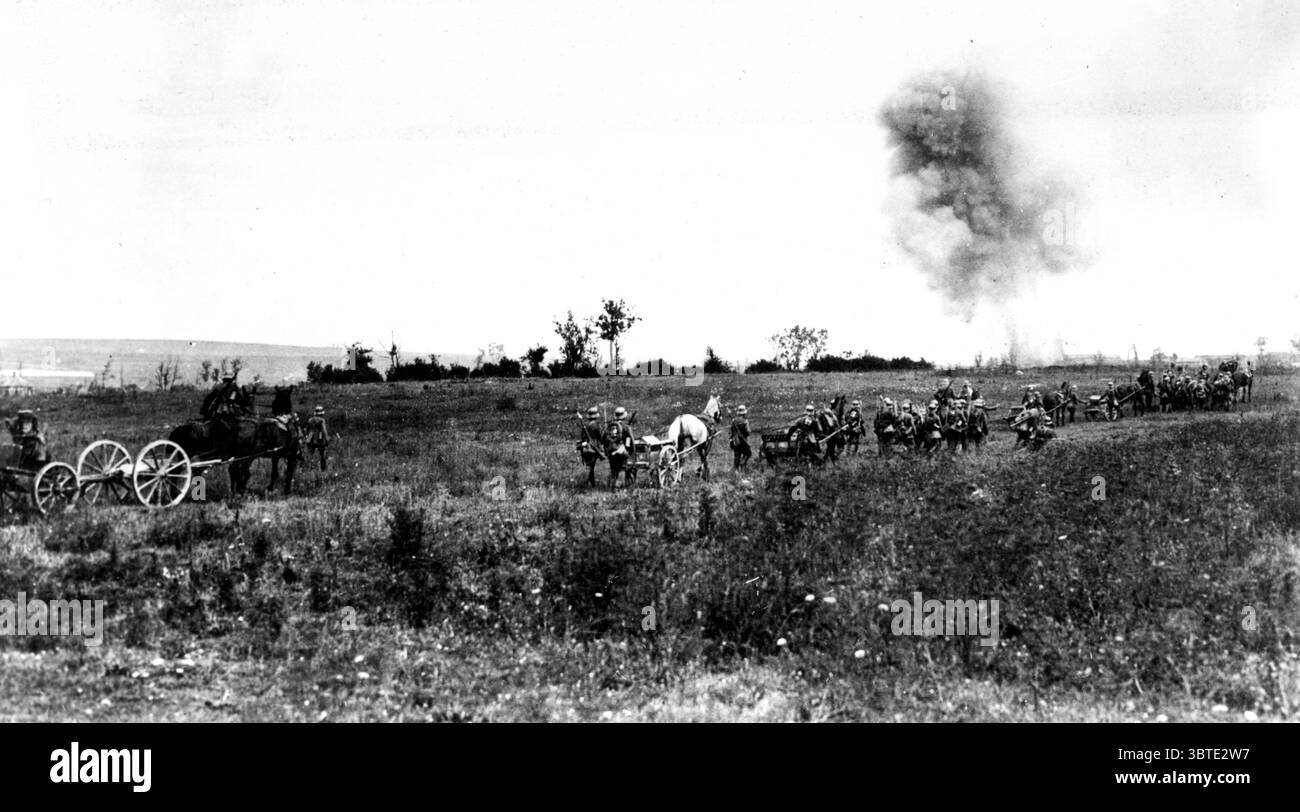 Una batteria tedesca di Malta trincea trainata da cavalli che si sposta verso l' area anteriore , mentre un guscio scoppia sullo sfondo . 1914 - 1918 Foto Stock