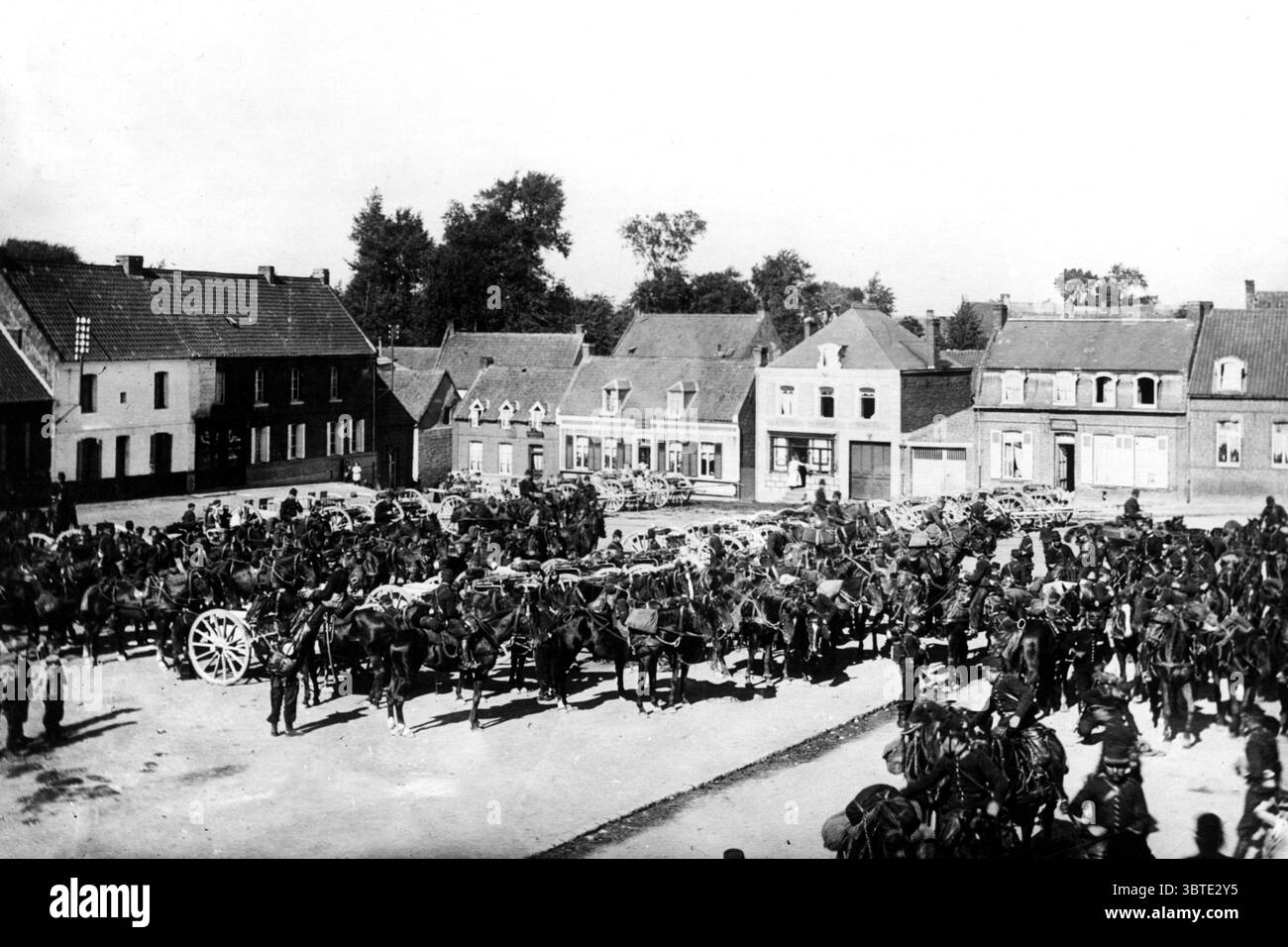 L'artiglieria francese si riunì in una piazza. 1914 - 1918 Foto Stock