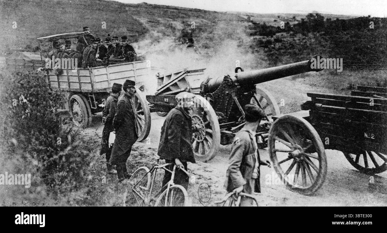 Pezzo di artiglieria pesante francese e il suo lungo motore trattore 120 . Foto Stock