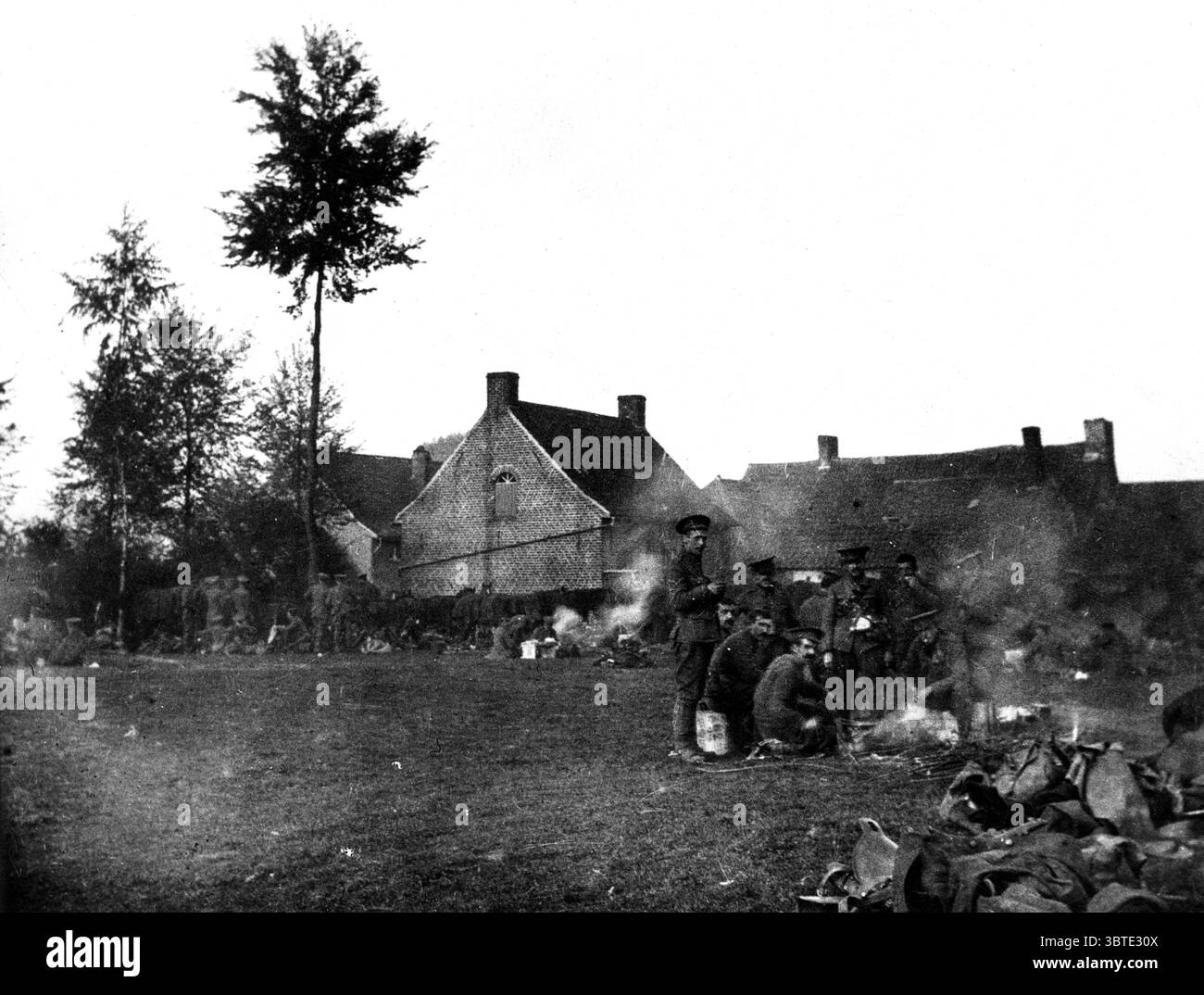 Un bivacco del XI Ussari, Wulverghem, Belgio. La cavalleria stava tenendo la linea Messines , i cavalli rimasero ( 1a Divisione di cavalleria ) a W e nelle fattorie intorno , le unità tornarono a riposo . 1914 Foto Stock