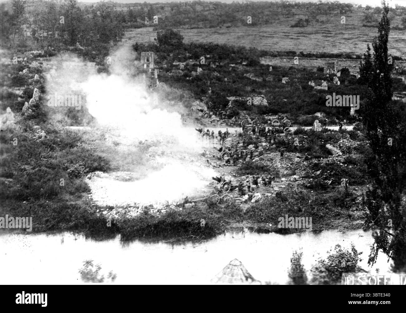 Batteria C, 108th Field Artillery (ex 2nd Regiment Field Artillery e 1st Cavalry Pennslvania National Guard) sparando una salva dalle rovine di Varennes dopo la ritirata del nemico. 1918 Foto Stock