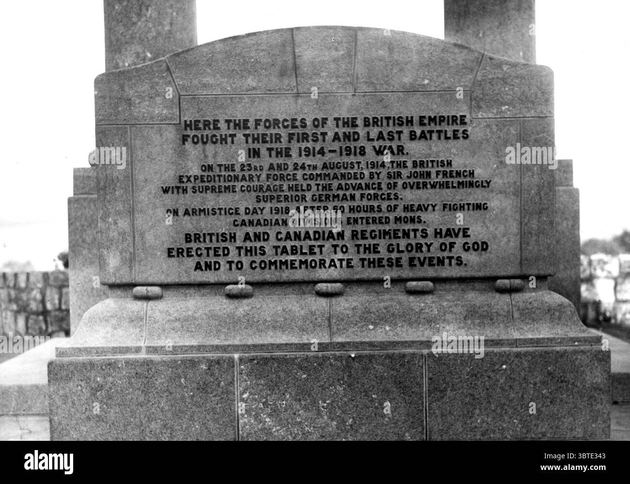 Il monumento e la targa dell'architetto M . E Bertinaux per commemorare i soldati britannici e canadesi uccisi nella prima grande Guerra 1914-1918 Mons Foto Stock