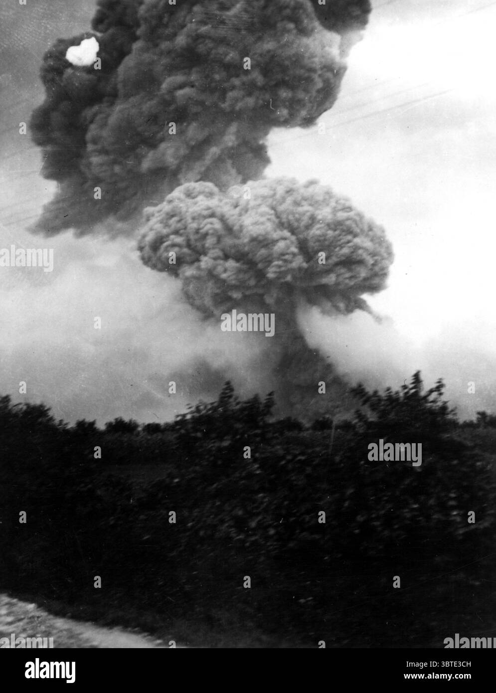 Esplosione del deposito di munizioni a Osvaldo Foto Stock