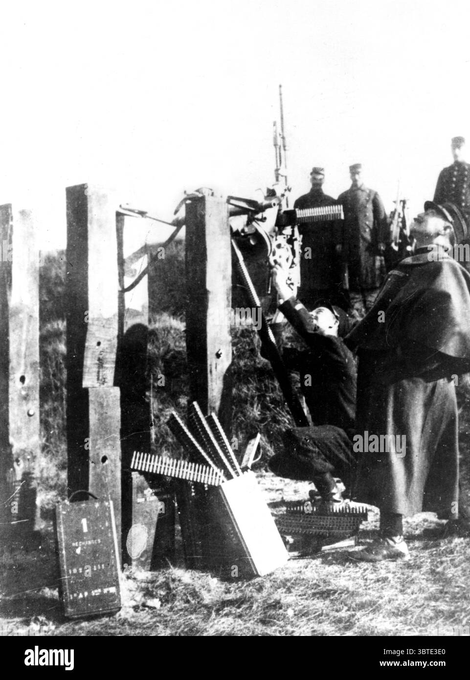 Mitragliatrice francese antiaerea ( Hotchkiss ) in azione contro un aereo tedesco . 1914 Foto Stock