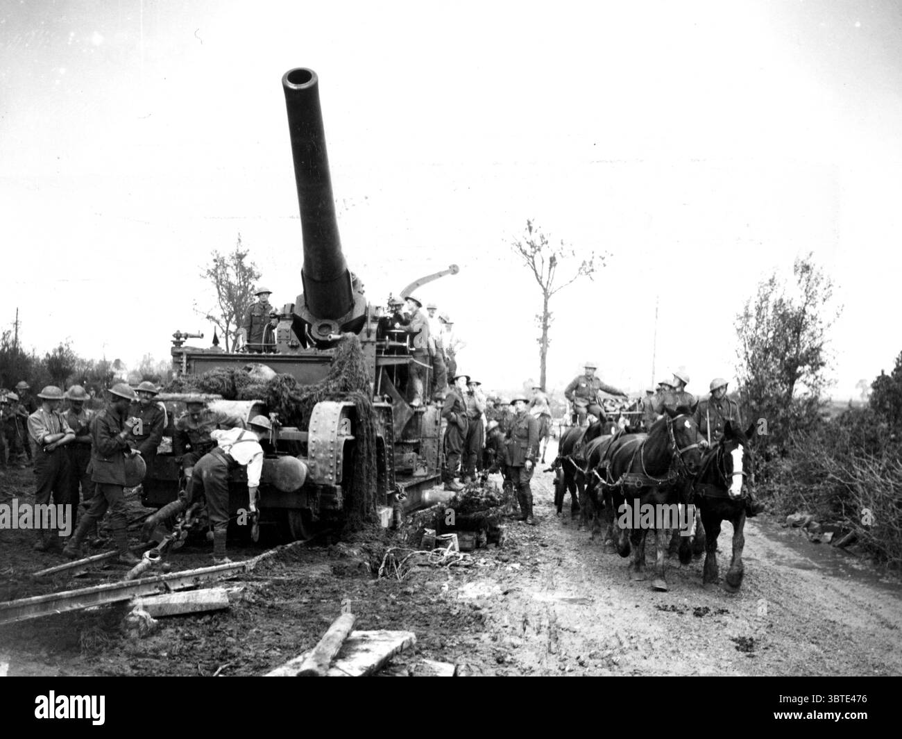 Terza battaglia di Ypres . 12 pollici Mark i Howitzer sul montaggio ferroviario della batteria d'assedio del 104 , RGA al Salvation Corner . 1917 Foto Stock