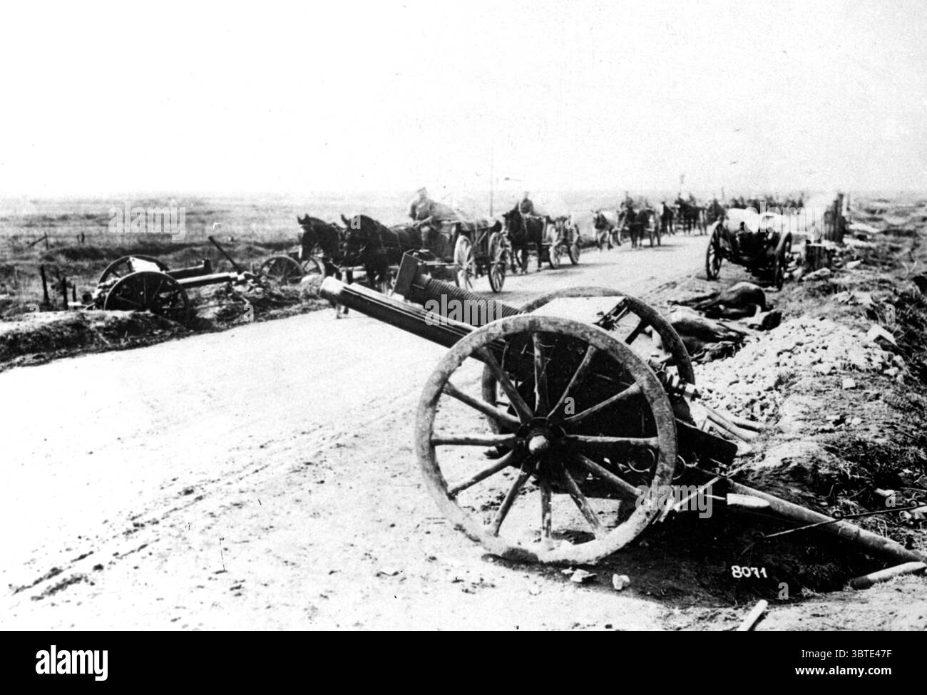 I pezzi di artiglieria straripano la strada delle forze in ritirata Foto Stock