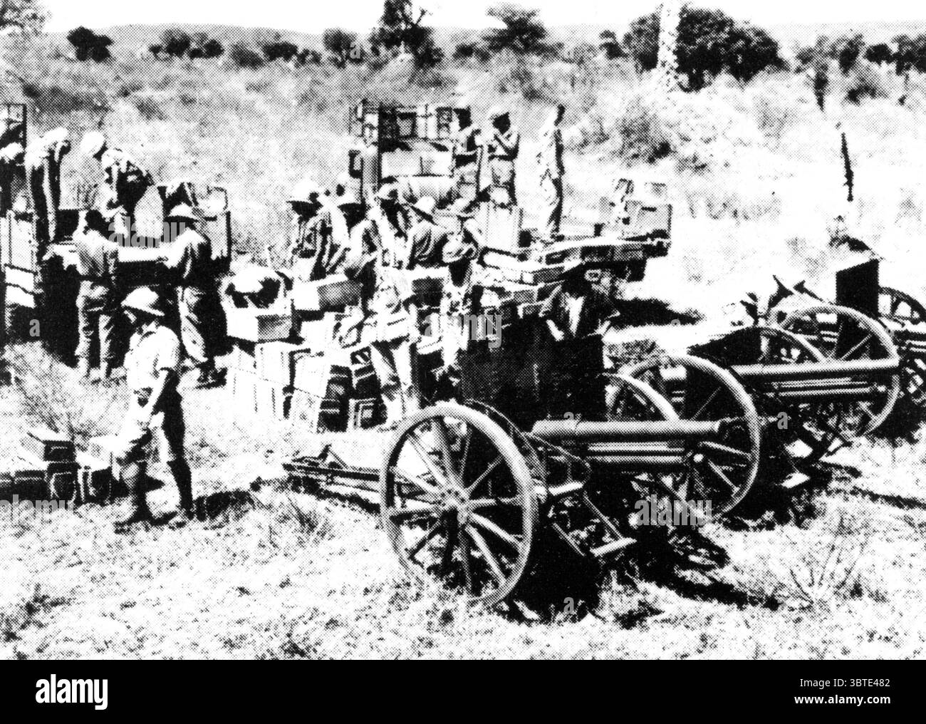 Gli uomini con una batteria da 75 mm si preparano Foto Stock