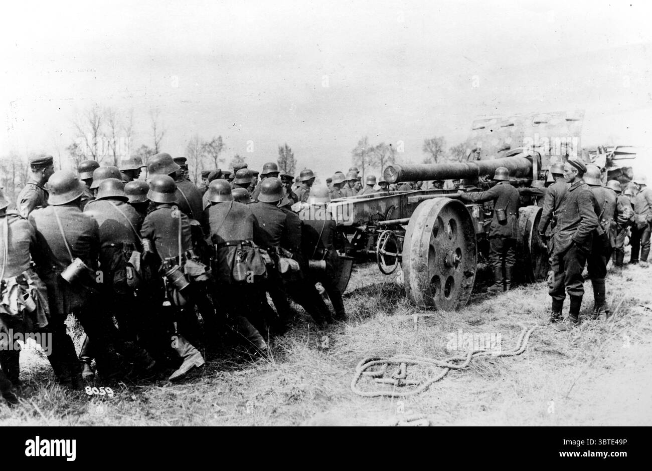 Offensiva tedesca in Piccardia . Maneggiare in posizione un pesante cannone ad alta velocità sul suo carrello in movimento . Vicino a Montdidier aprile 1918 Foto Stock
