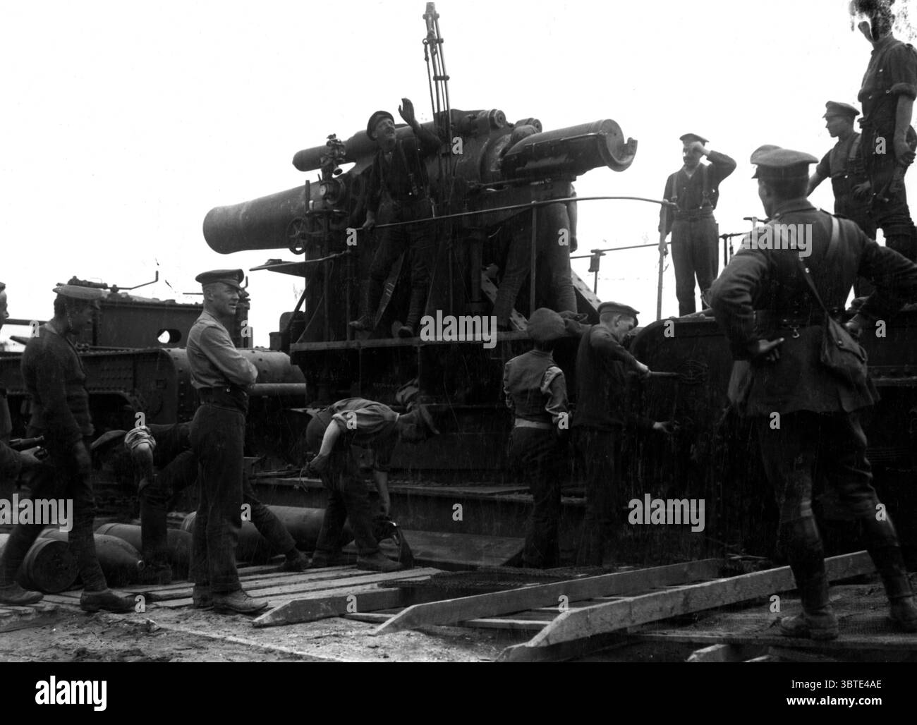 obice da 12 pollici su un montaggio ferroviario in fase di preparazione all'azione. 89th Siege Battery , RGA Dickebusch . 1916 Foto Stock