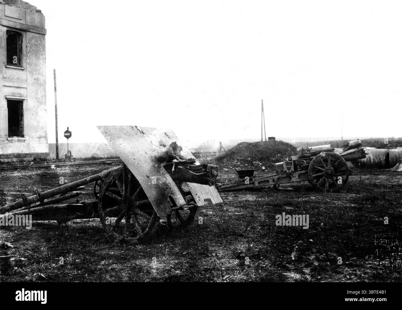 Una batteria di pezzi d'artiglieria distrutti giace dove sono stati colpiti Foto Stock