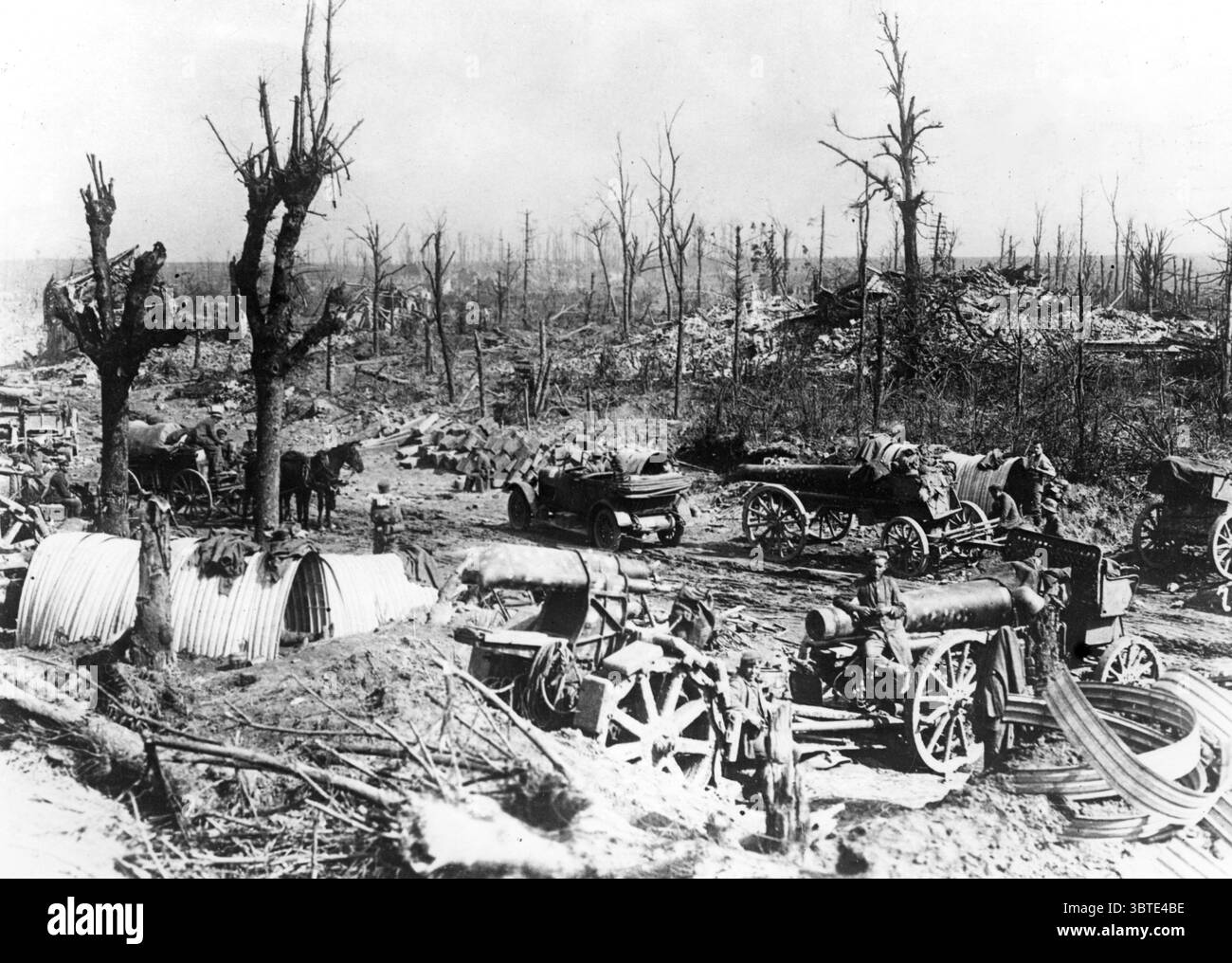 Offensiva tedesca in Piccardia . Una batteria di obici tedeschi da 21 cm su carrozze da viaggio si fermò nella zona di battaglia . Notare le sezioni semicircolari delle capanne di ferro ondulate in primo piano nel marzo 1918 Foto Stock
