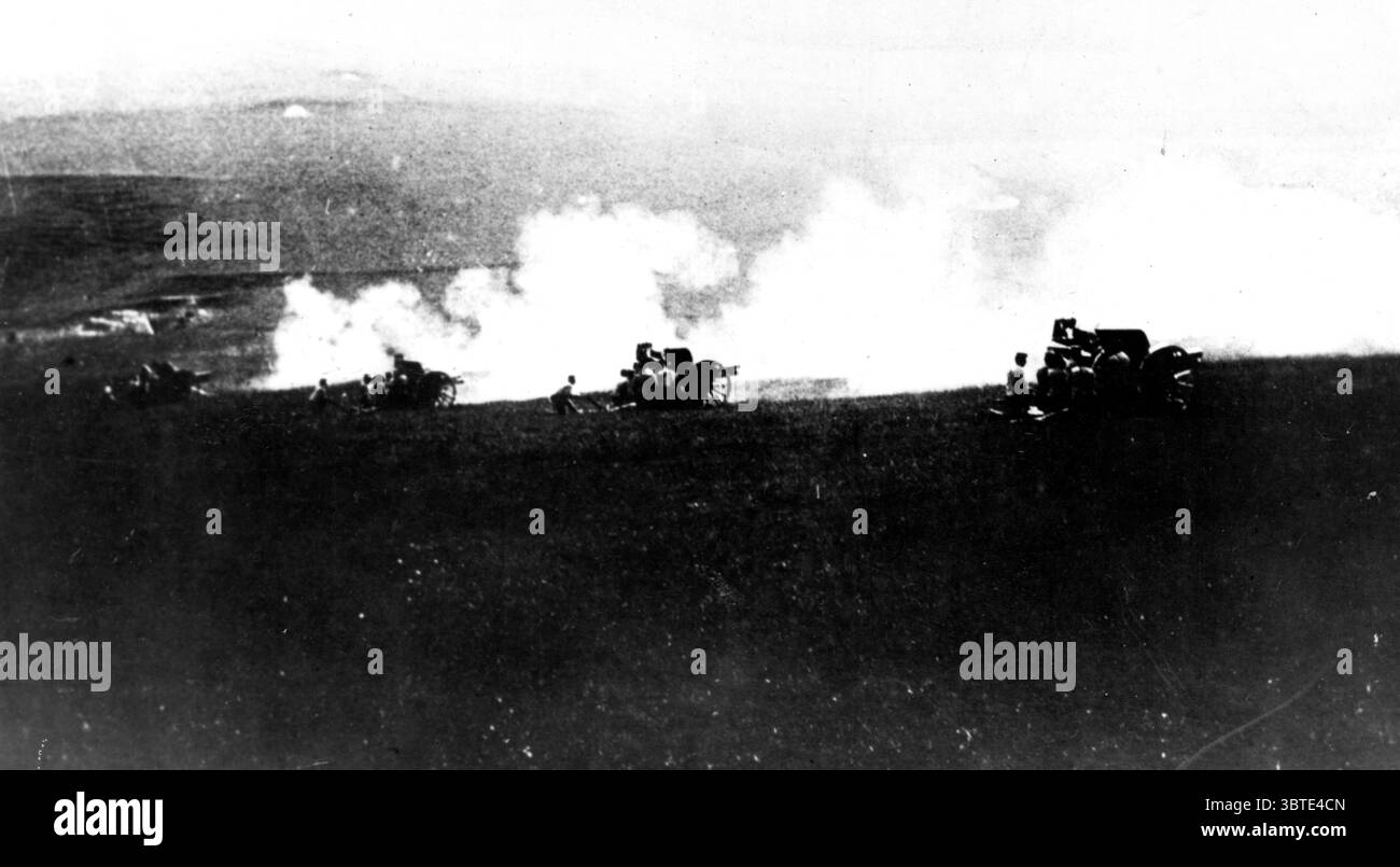 Batteria Italiana in azione contro la Fortezza austriaca di Luserna . 1917 Foto Stock
