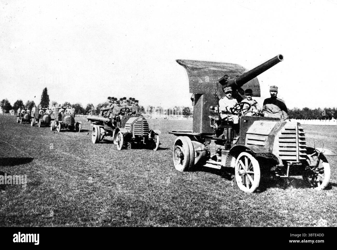 Autocannone del 102/35 montato su un autocarro SPA 9000 C , seguito da due autocarri SPA 9000C adibiti a sostegno e aratri di accesso , dove anche il trasporto dell' equipaggio . I tre veicoli sono stati inoltre accompagnati da due autocarri SPA 8000C con cassoni blindati per il trasporto di 1200 corse e da un camion portabagagli complessivo . Foto Stock