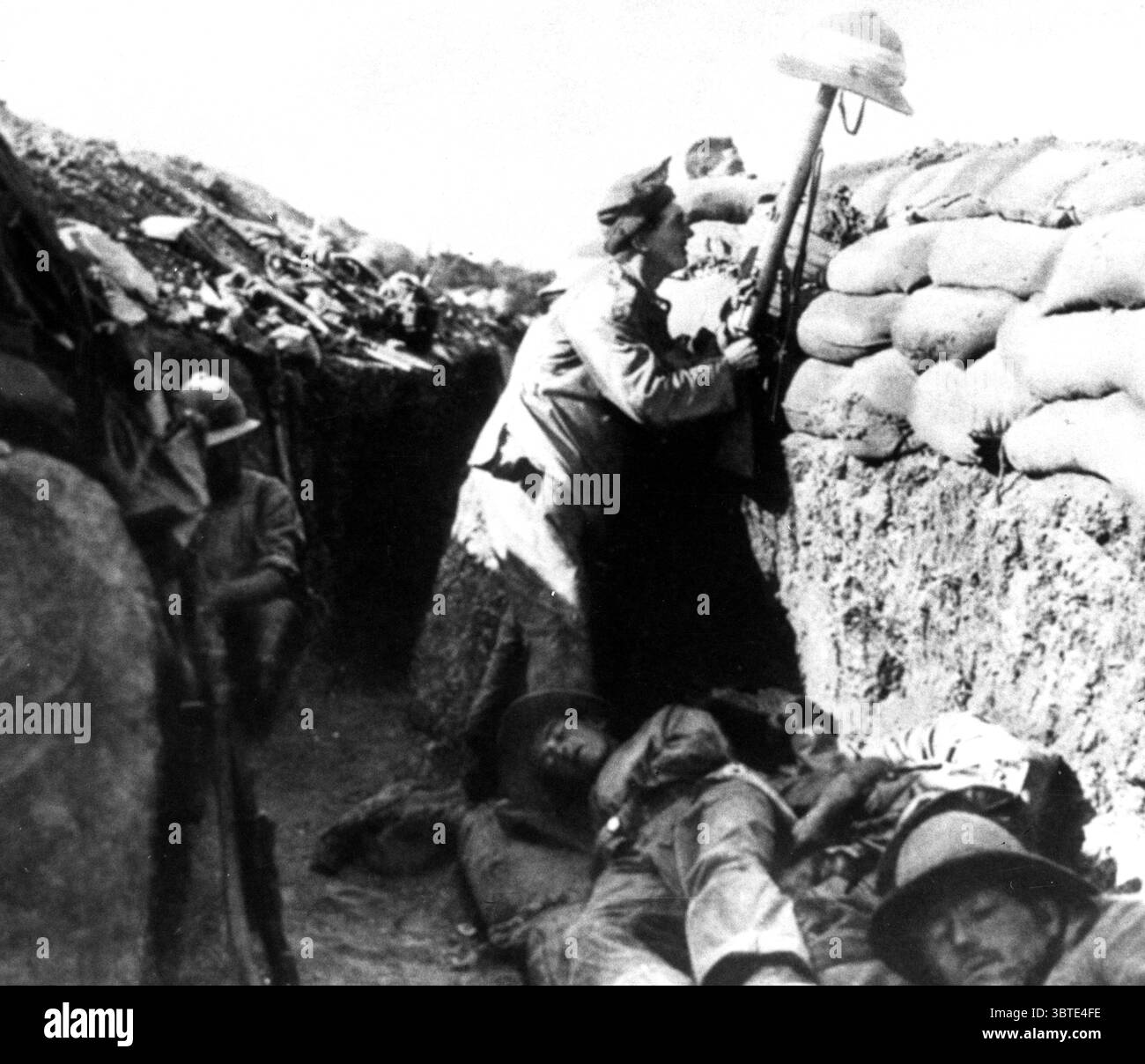 Un fusilier reale irlandese prende in giro un cecchino turco mentre i suoi compagni riposano nelle trincee alleate a Gallipoli , Turchia nel 1915 . Truppe britanniche , francesi indiane e ANZAC ( australiane e neozelandesi ) furono schierate per far fronte alle pressioni dei russi . Foto Stock