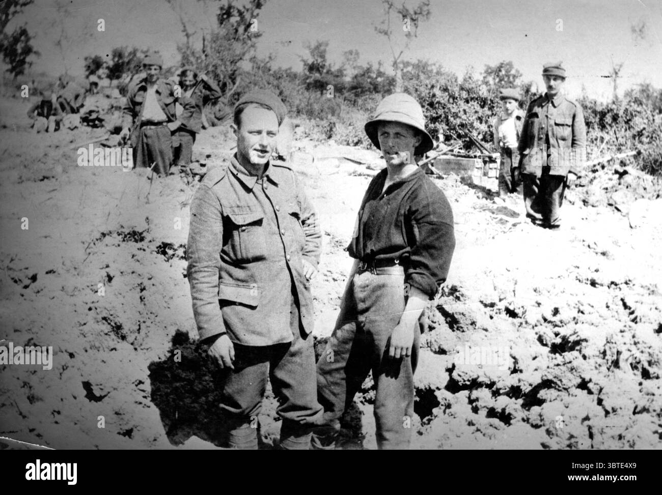 Uomini del battaglione Hood (settore mitragliatrici) RND nel foro di conchiglia realizzato da Asiatic Annie nel campo di riposo. 1915 Foto Stock