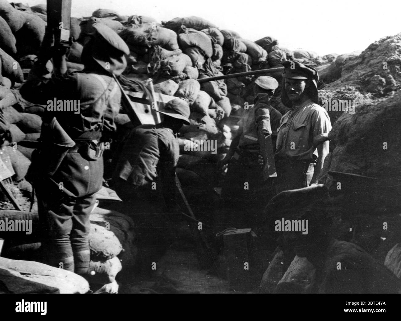 Osservando attraverso il periscopio l'effetto della bomba dalla catapulta . La bomba è stata rilasciata colpendo la cattura di catapulta con il manico di uno strumento di trincea . Helles Front , Royal Naval Division . Foto Stock