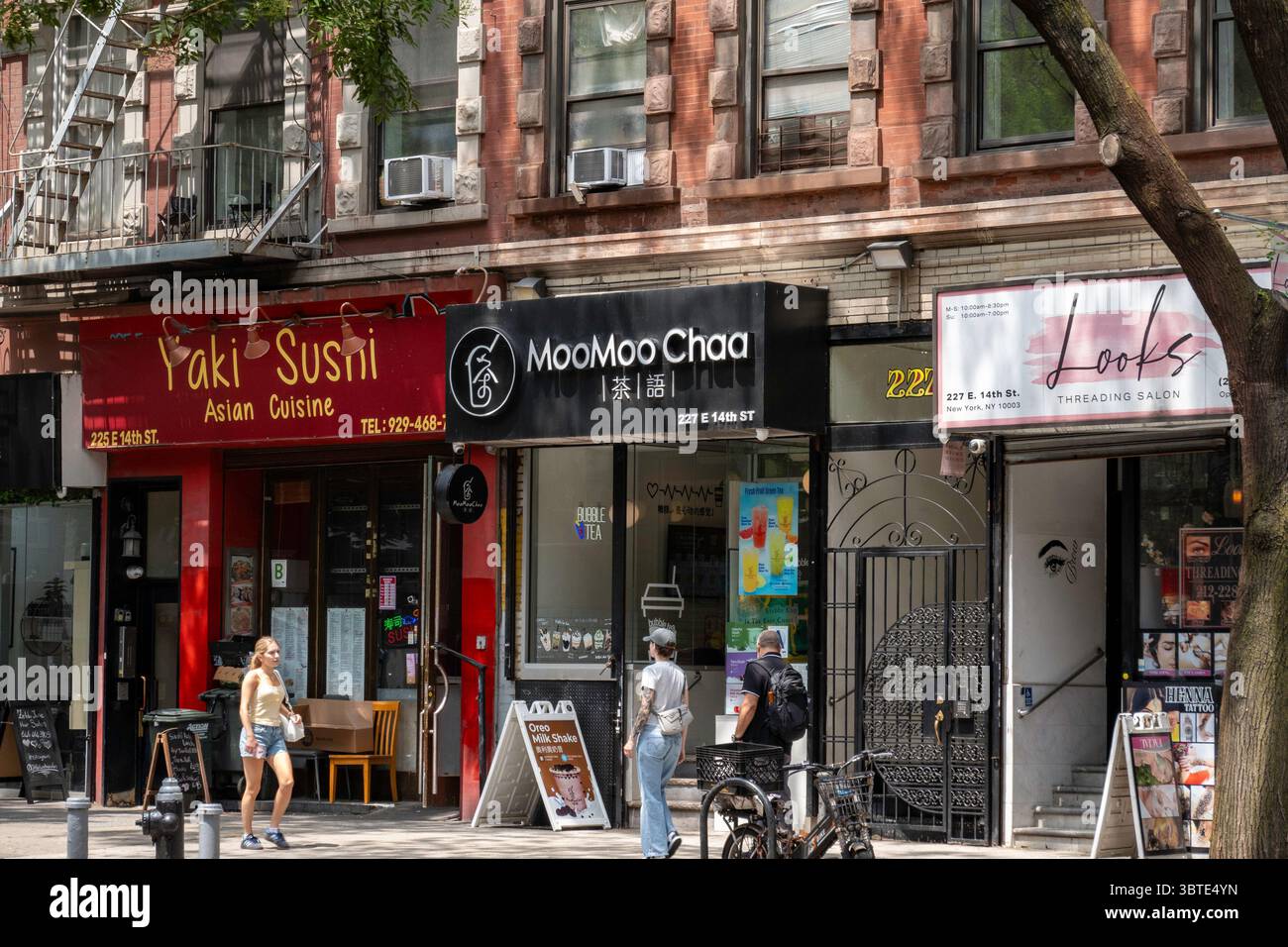 E. 14th St. È un quartiere bizzarro nell'East Greenwich Village, 2025, New York City, Stati Uniti Foto Stock