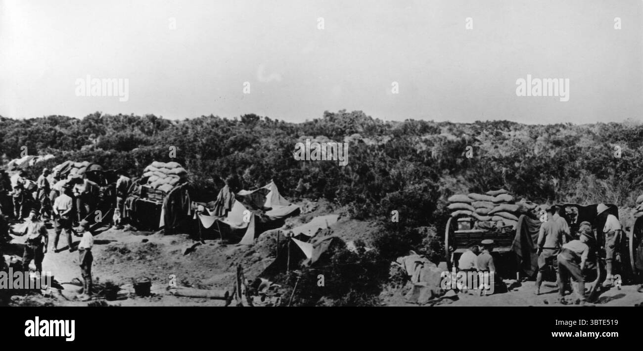 Cannoni della nona batteria in azione ad Anzac durante la prima guerra mondiale a Gallipoli Foto Stock