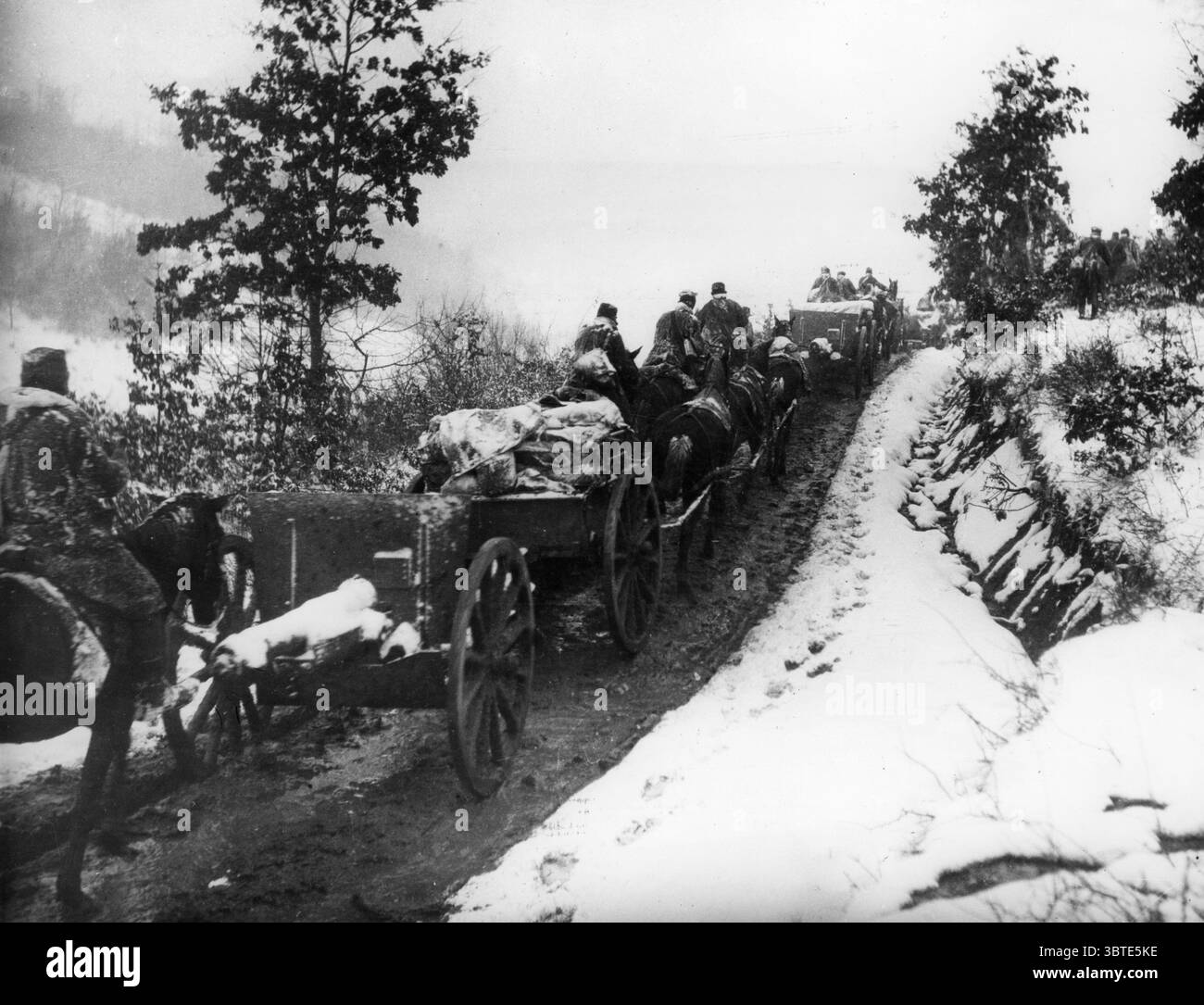 Compagnia di artiglieria di frontiera albanese in ritirata Foto Stock