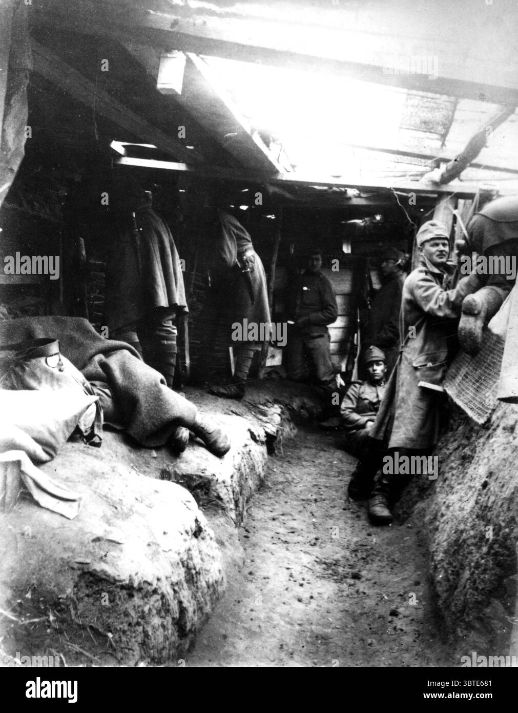Trincee austriache ( mimetizzate contro la ricognizione aerea ) Foto Stock