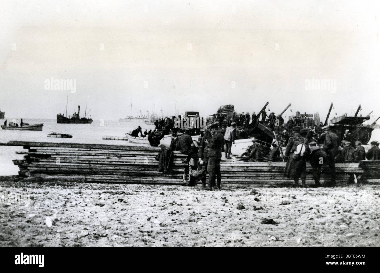 5th Battalion Connaught Rangers sbarco negozi a Rendina Bay . 30 dicembre 1915 Foto Stock