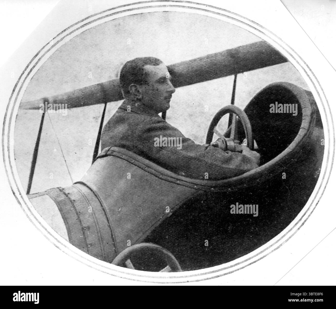 Il 22 settembre 1914, il tenente di volo Charles Collet volò duecento miglia fino a Düsseldorf e bombardò il capannone Zeppelin. Nonostante sia stato colpito, è tornato sano e salvo. [1] per questo atto ha ricevuto il Distinguished Service Order Foto Stock