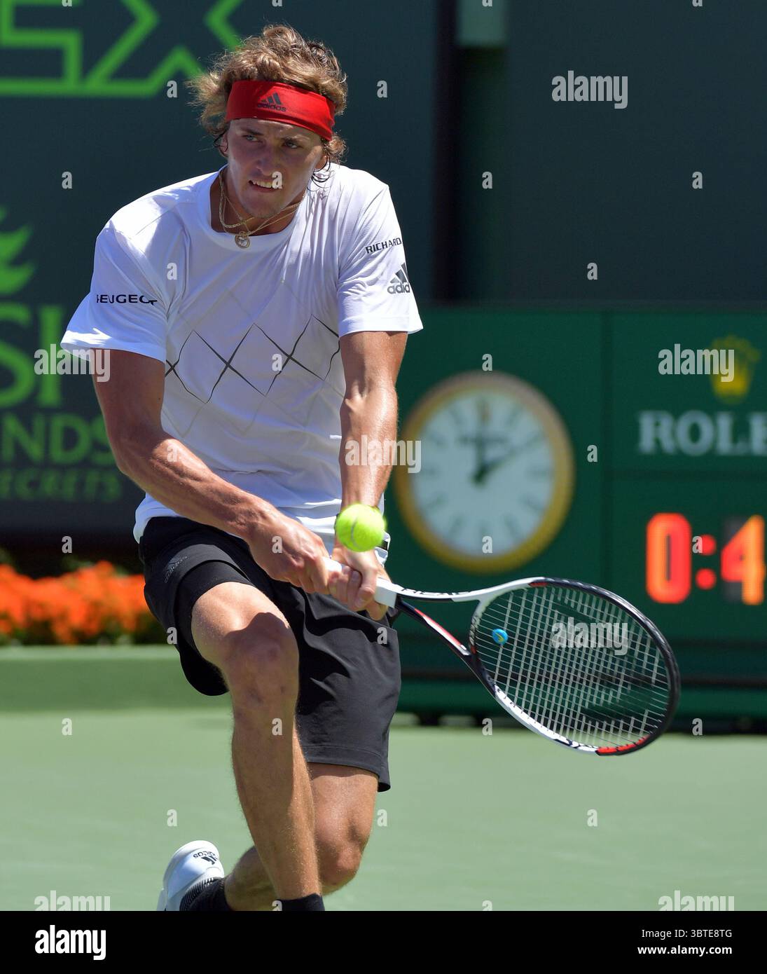 1 aprile 2018, Key Biscayne, Florida, Stati Uniti d'America: KEY BISCAYNE, FL - 1 APRILE: Alexander Zverev rompe la racchetta in frustrazione e la getta pericolosamente tra la folla. John Isner (USA) sconfigge Alexander Zverev (GER) 67(4) 64 64 nella finale maschile al Miami Open tenutasi al Crandon Park Tennis Center il 1 aprile 2018 a Key Biscayne, Florida... People: Alexander Zverev. (Immagine di credito: © SMG via ZUMA Wire) Foto Stock