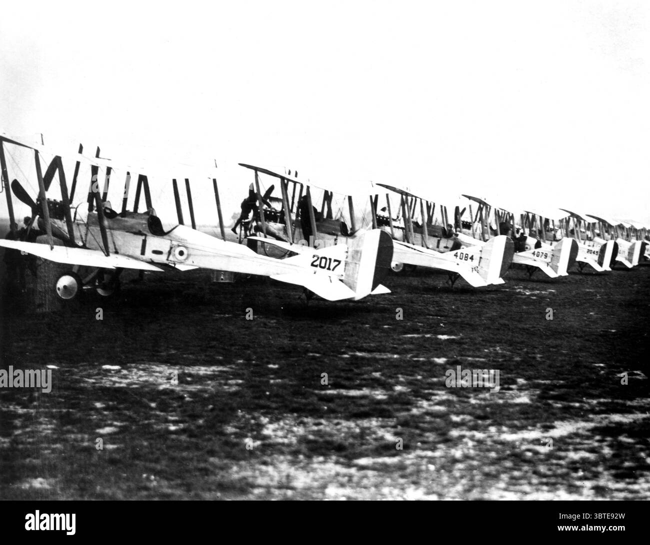 Prima guerra mondiale - aviazione 12 ottobre 1915 Una linea di aerei BE2c dello squadrone No.13 a Gosport, Hampshire, Inghilterra, in attesa di decollare per il servizio in Francia. Foto Stock