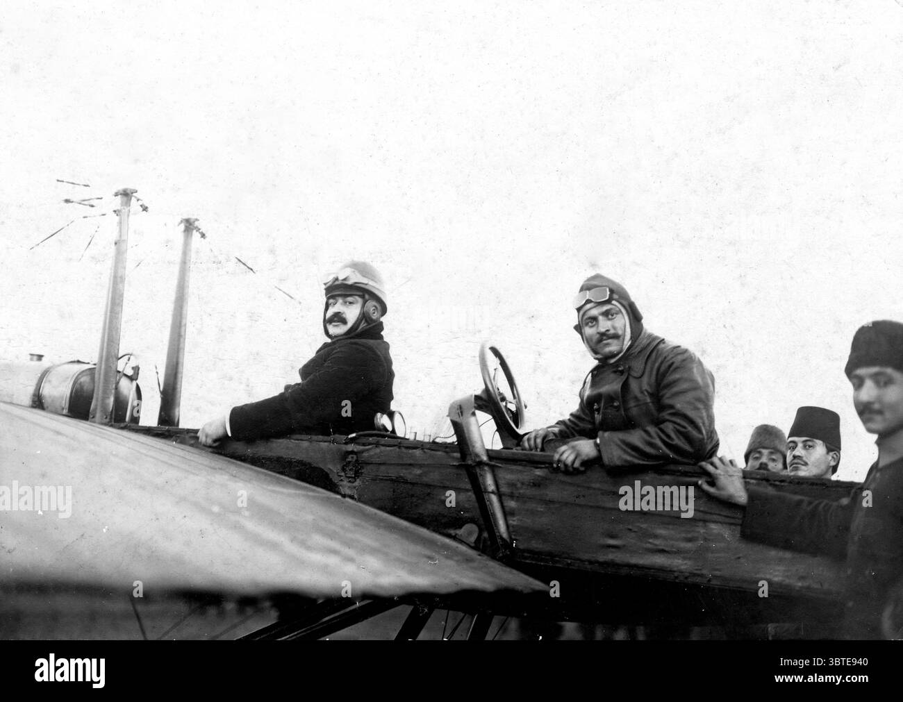 Prima guerra mondiale - aviazione Talaat Pasha il 280° Gran Visir dell'Impero ottomano che governò la Turchia durante la guerra (a destra) in un aereo da ricognizione tedesco durante la guerra. senza data. Foto Stock