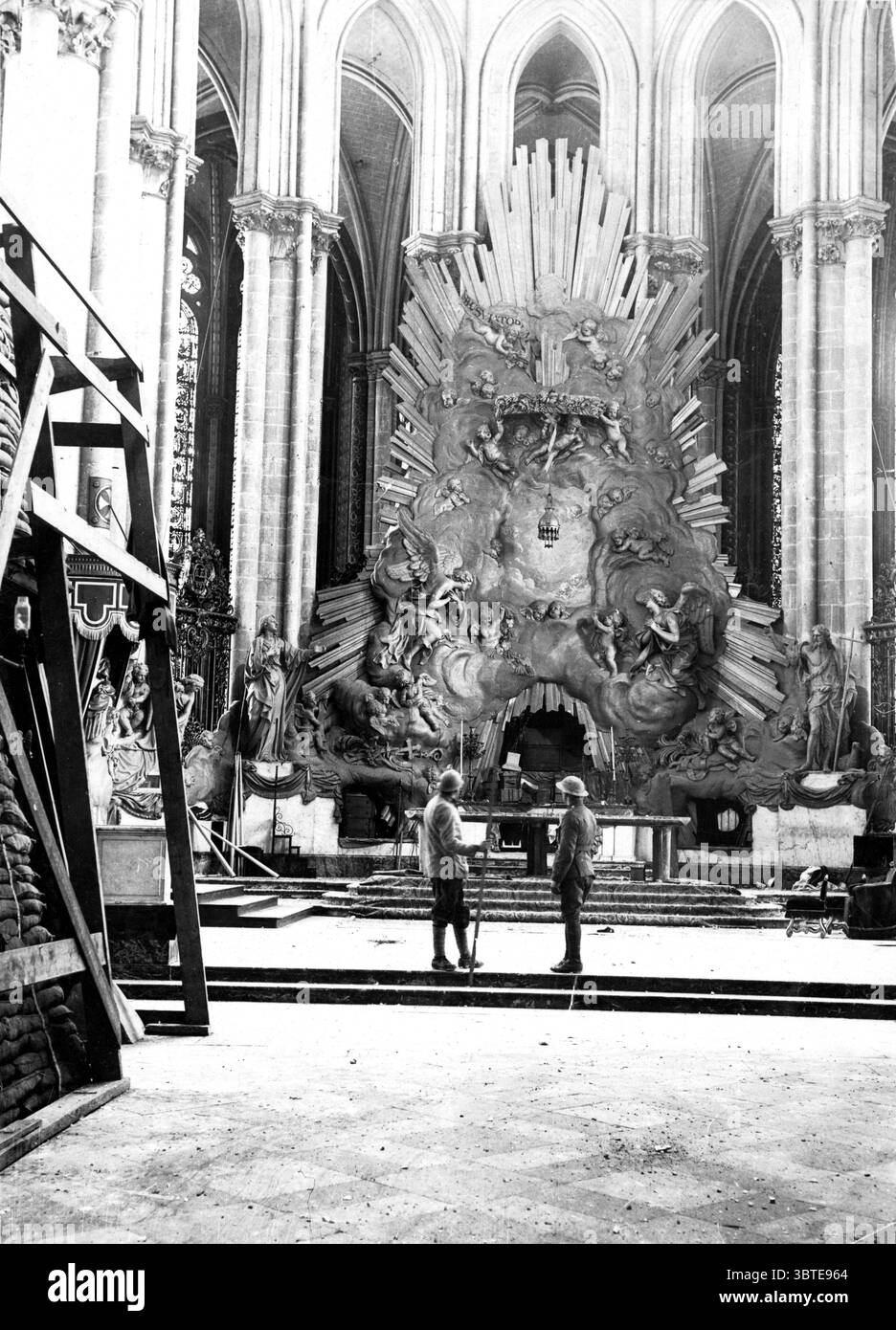 Prima guerra mondiale - fronte occidentale Una vista dell'altare all'interno della cattedrale di Amiens che mostra le misure di protezione adottate. senza data Foto Stock
