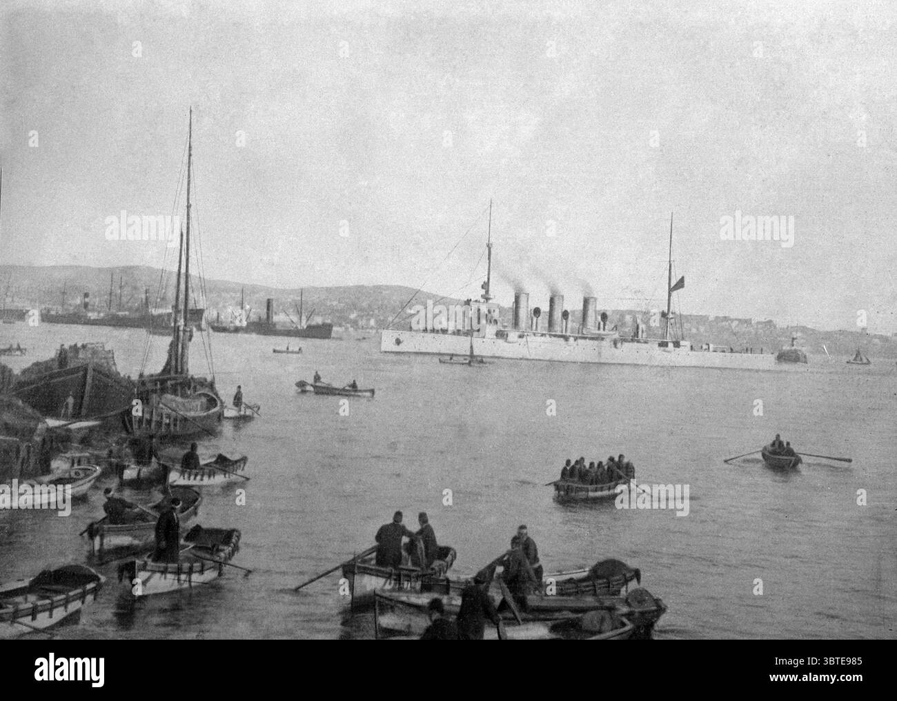 La Marina turca dell' Impero Ottomano salpò su piccole imbarcazioni per la classe Magdeburgo , nave da battaglia a vapore Medilli nel porto di Costantinopoli , Turchia . 1914 Foto Stock