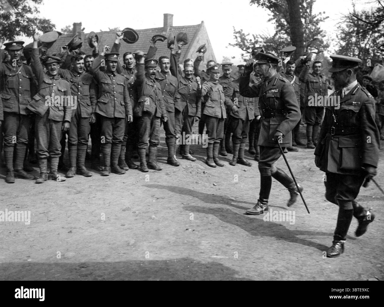 11 agosto 1916 re Giorgio V con il maggior generale H. Hudson (comandante dell'8a divisione) camminando per le strade di Fouquereuil, Francia, dove il re vide uomini della 25a brigata di fanteria. Foto Stock 11 agosto 1916 re Giorgio V con il maggior generale H. Hudson (comandante dell'8a divisione) camminando per le strade di Fouquereuil, Francia, dove il re vide uomini della 25a brigata di fanteria. Foto Stock