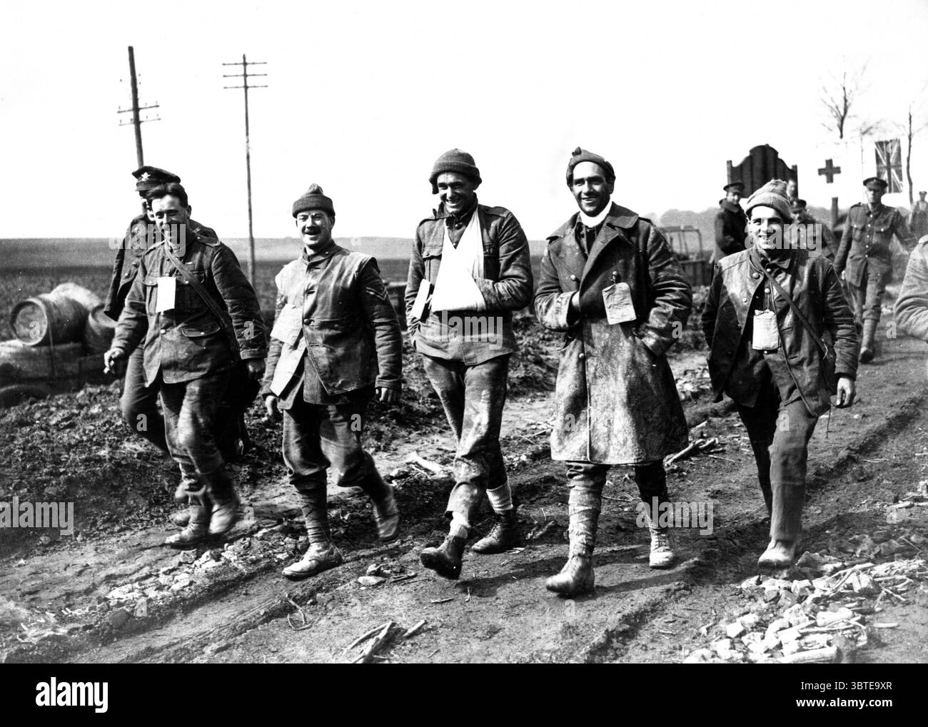 Lo spirito dell'esercito. "Continua a sorridere continua" feriti appena arrivati dalla linea di combattimento lasciando la stazione di smistamento delle vittime sul fronte occidentale britannico in Francia, l'offensiva tedesca Foto Stock