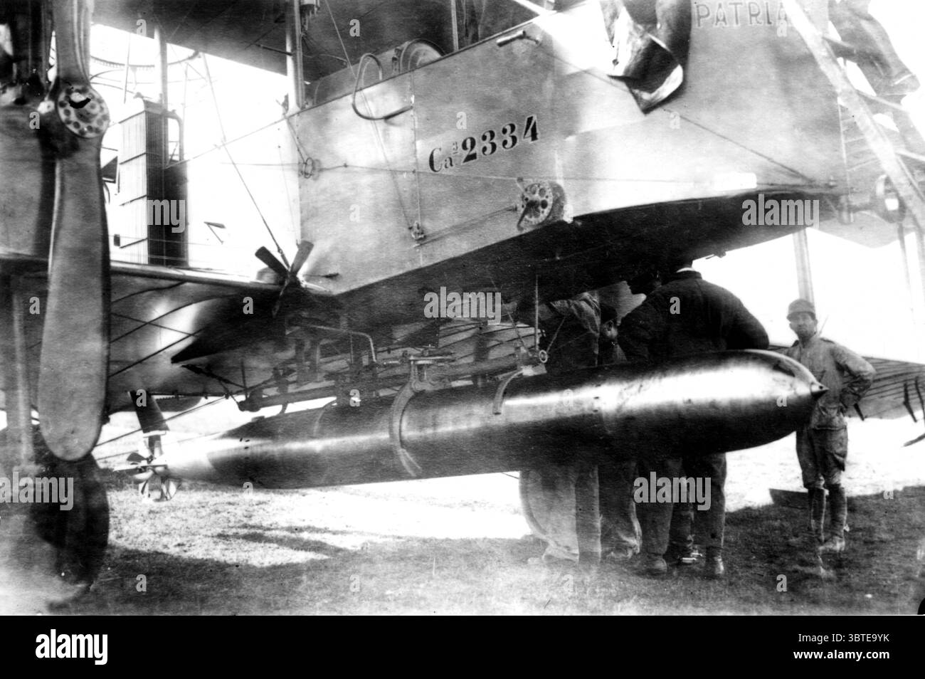 Prima guerra mondiale - aviazione un aereo italiano Caproni dotato di una bomba. senza data Foto Stock