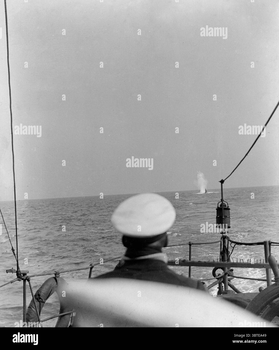 Marina britannica . Attacco della Royal Navy in mare. L'agente guarda l'esplosione in mare. WW1 . 1914 Foto Stock