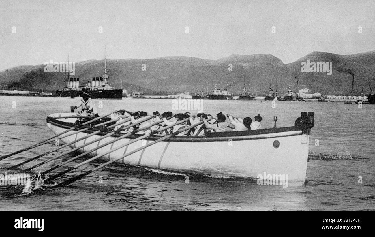 Marina francese . Una lunga barca trainata da marinai francesi . 1914 Foto Stock