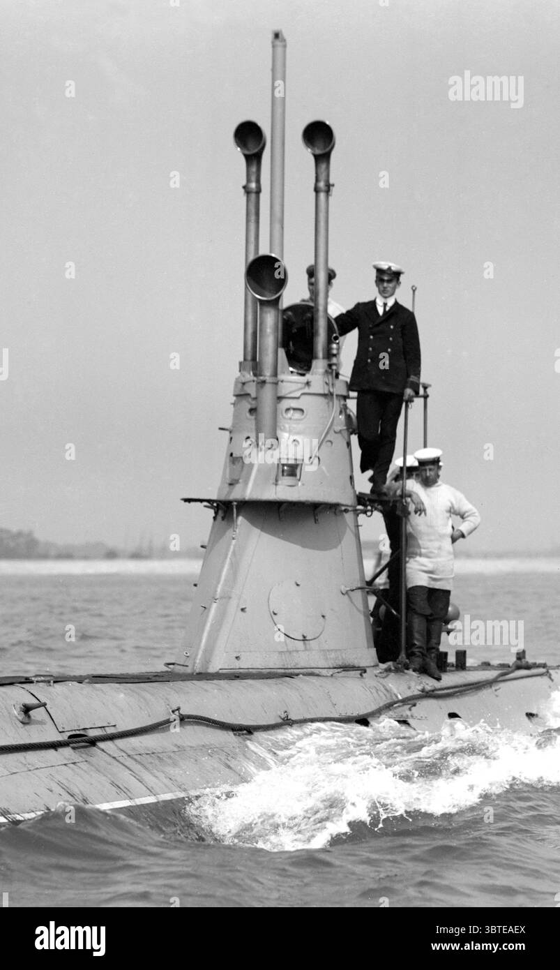 Royal Navy britannica . Ufficiali e equipaggio sulla torre di comando di un sottomarino britannico in mare. 1914 Foto Stock
