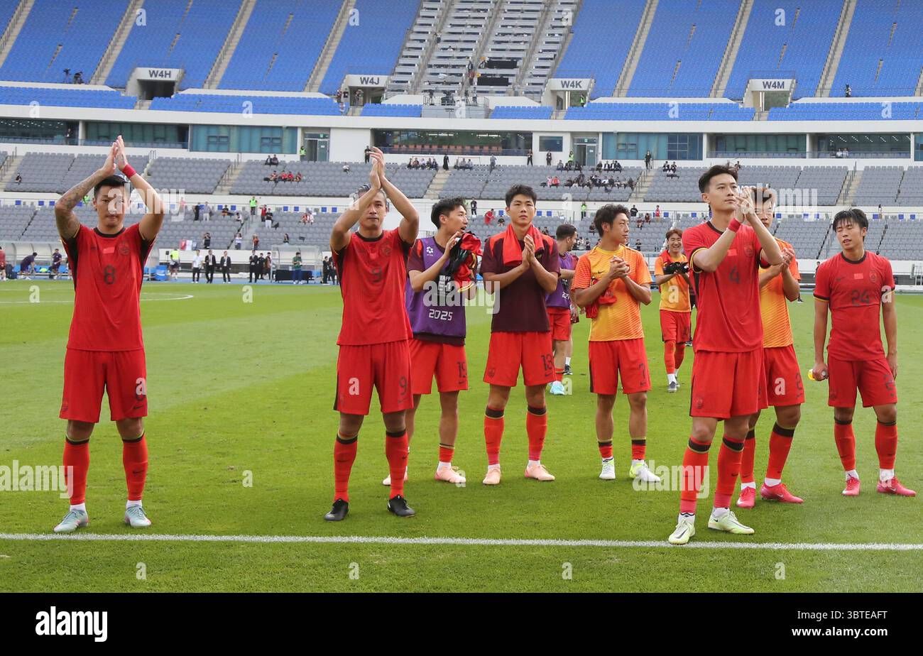 Yongin, Corea del Sud. 15 luglio 2025. I giocatori della Cina salutano i tifosi dopo la partita maschile tra Cina e Hong Kong alla finale dell'EAFF (East Asian Football Federation) e-1 Football Championship 2025 nella città di Yongin, Corea del Sud, 15 luglio 2025. Crediti: Yao Qilin/Xinhua/Alamy Live News Foto Stock
