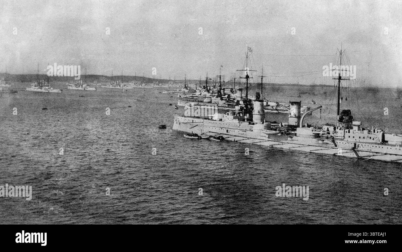 Marina imperiale tedesca , Canale di Kiel , Schleswig-Holstein , Germania . Il primo e il secondo squadrone della High Sea Fleet fotografarono nel porto . 1914 Foto Stock