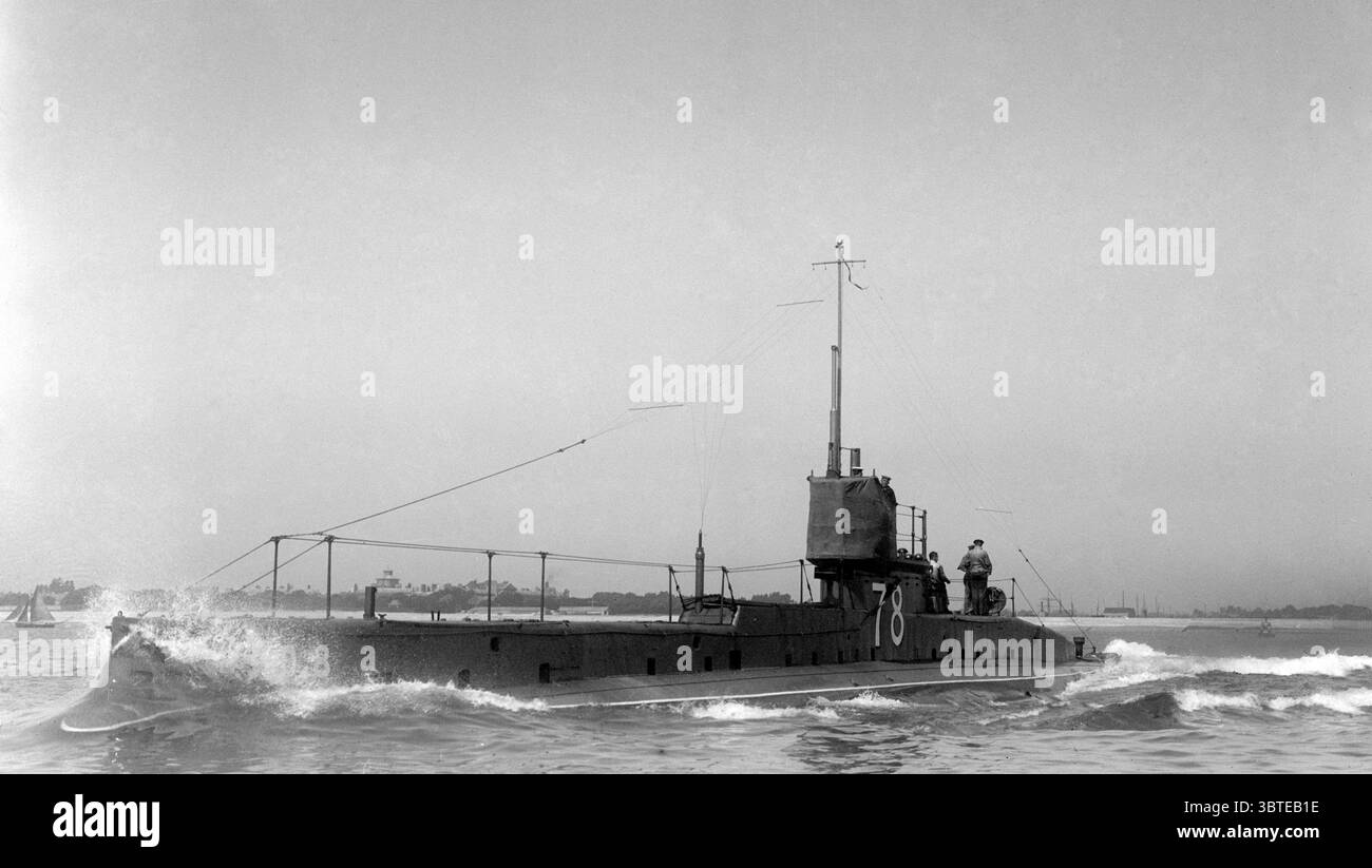 Royal Navy britannica . Ufficiali e equipaggio del sottomarino HM D8 . 1914 HMS D8 è stato un sommergibile britannico classe D costruito presso l'arsenale di Chatham. La HMS D8 combatté nella battaglia di Helgoland il 28 agosto 1914. Foto Stock