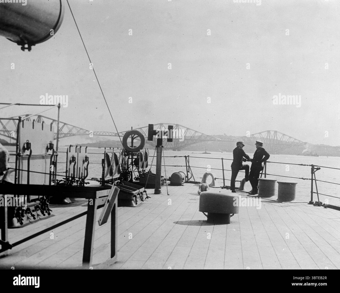 Royal Navy britannica . Ammiraglio Sir David Beatty (a destra) che parla con un ufficiale degli Stati Uniti sul ponte della sua nave di bandiera a Rosyth , mostrando il Firth of Forth Bridge in lontananza . Foto Stock