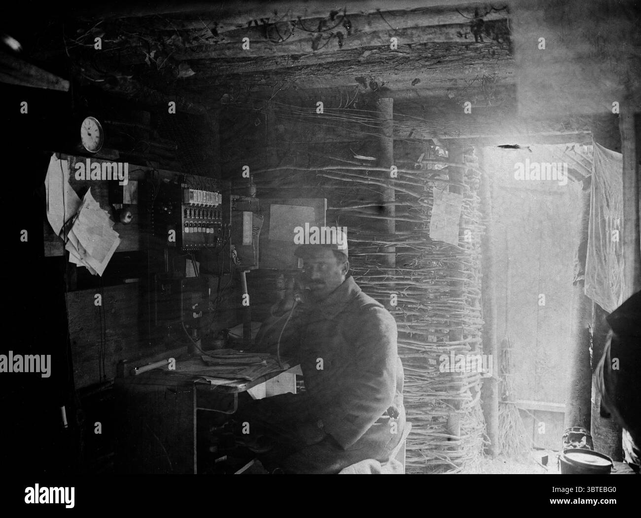 Prima guerra mondiale in Champagne, Francia nordorientale , una stazione telefonica militare francese che collega i vari battaglioni di fanteria , capo di comando . 1916 Foto Stock