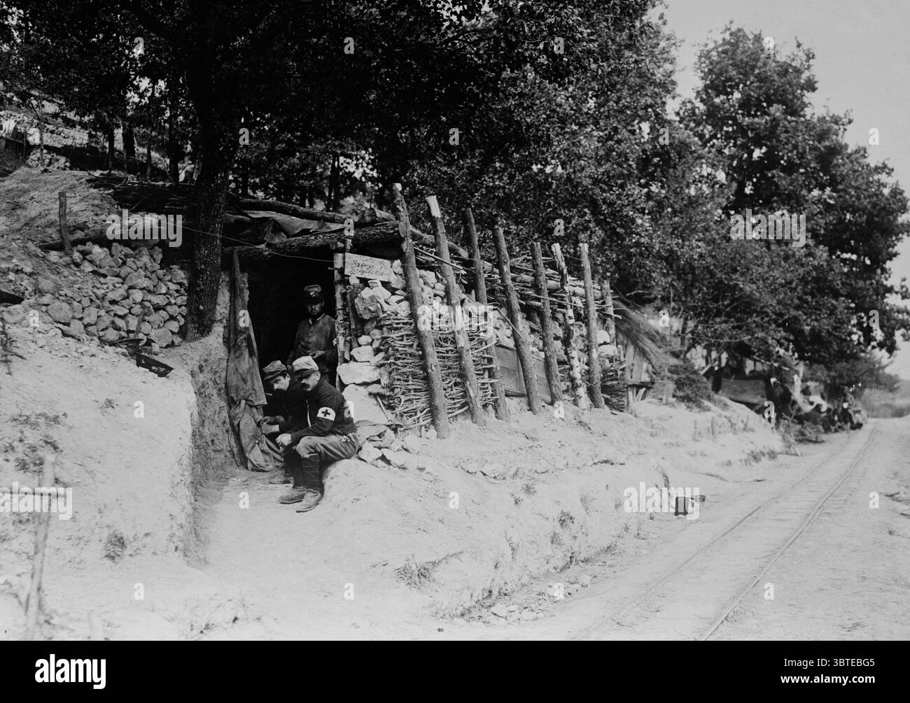 Prima guerra mondiale nelle Argonne , Francia nord-orientale . Vicino alla facciata . Stazione ospedaliera francese dove i feriti ricevono il primo soccorso . 1916 Foto Stock