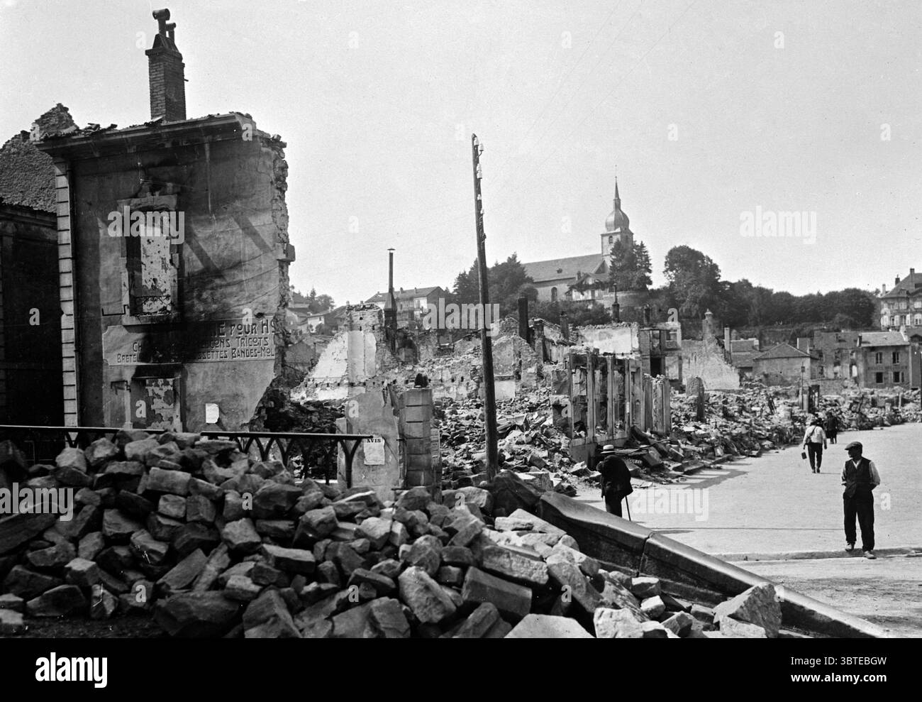 Prima guerra mondiale in Lorena , Francia nord-orientale . Le rovine di Baccarat , una bellissima città dove si producono oggetti di cristallo . 1916 Foto Stock